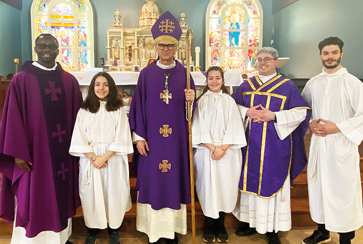 Le nouvel évêque célèbre la messe à Baie-Egmont
